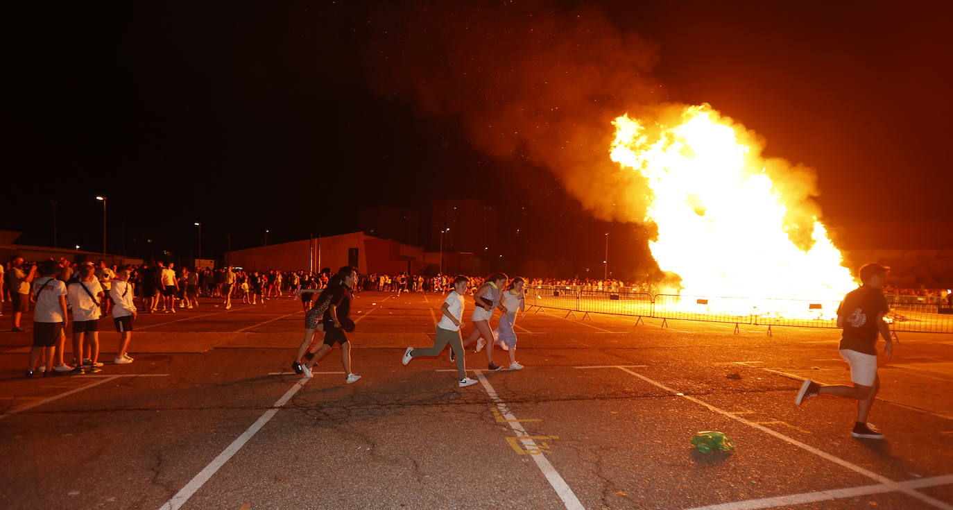 Los palentinos celebran San Juan alrededor de la hoguera