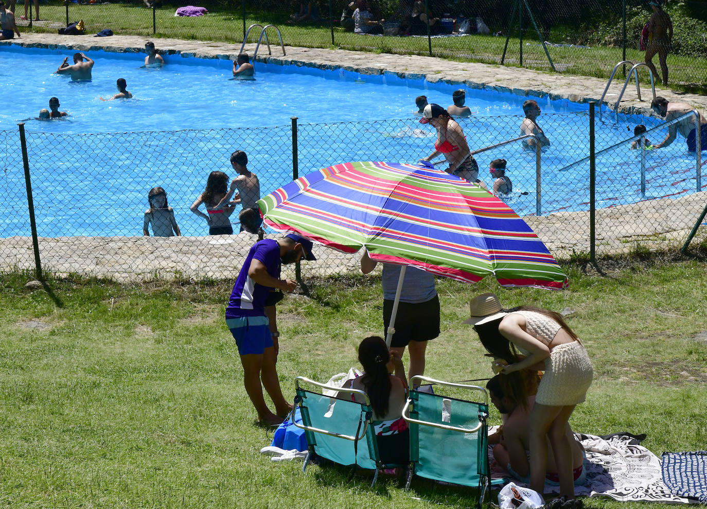 Primeros baños del verano en el Pontón y en La Panera