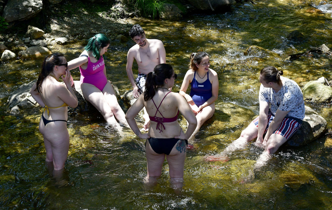 Primeros baños del verano en el Pontón y en La Panera