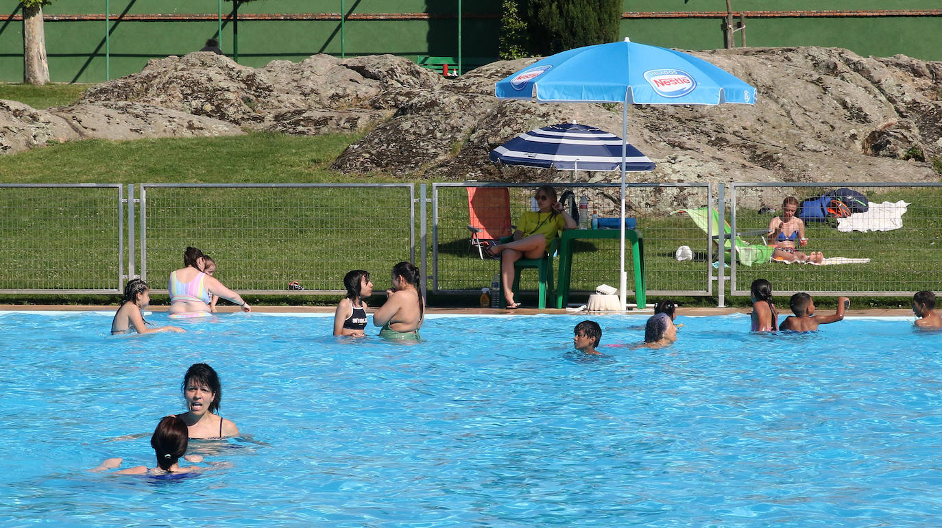 Primeros baños del verano en el Pontón y en La Panera