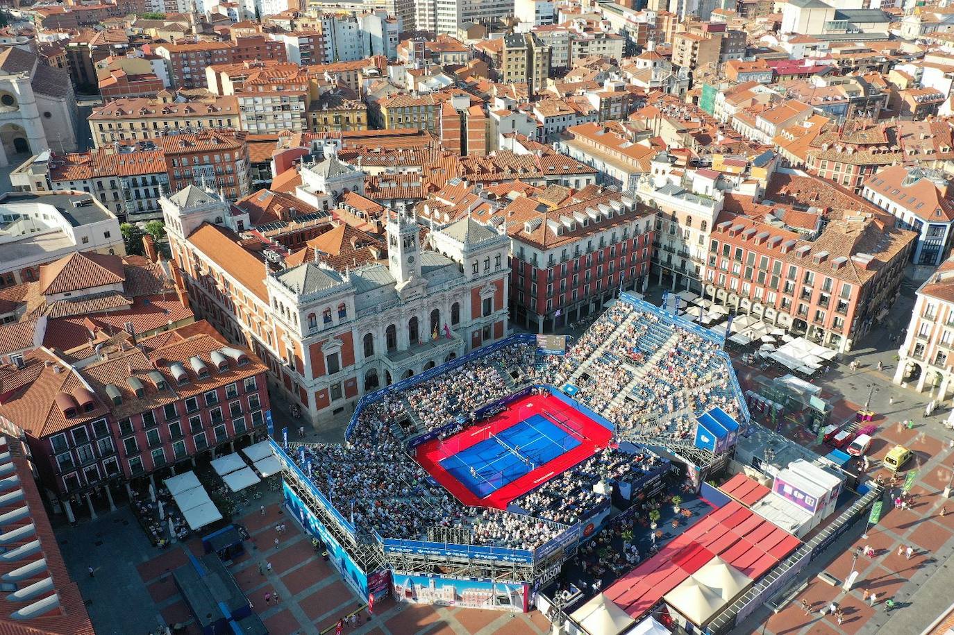 Espectacular vista aérea de la Plaza Mayor de Valladolid durante el World Padel Tour