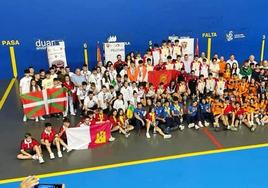 Foto de familia de los participantes en el Campeonato de España tras la entrega de trofeos.