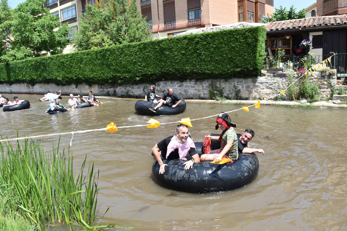 Un centenar de bañistas participa en el descenso de cámaras de Aguilar