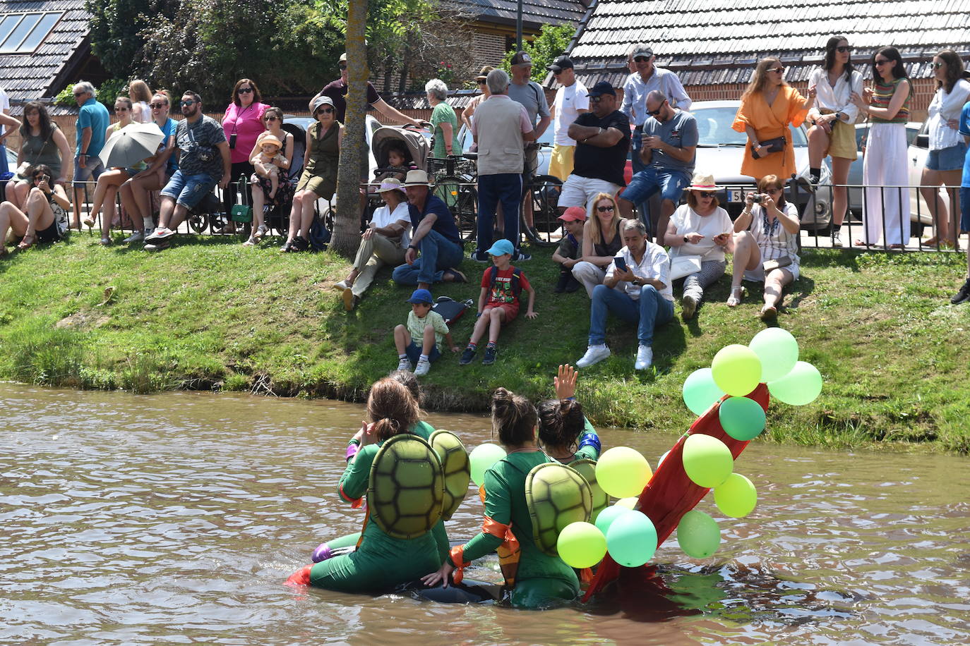 Un centenar de bañistas participa en el descenso de cámaras de Aguilar