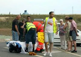 Atención al motoristas herido tras el accidente en el cruce del Zorroclín.