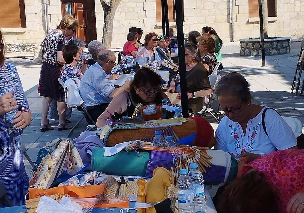 Las bolilleras se dieron cita en la Plaza Mayor de Villanubla