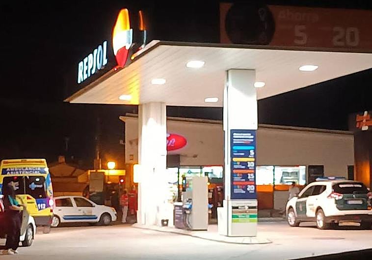 Personal de la Guardia Civil y emergencias, en la noche de este sábado en la gasolinera de Íscar.