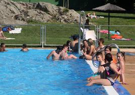 Piscina municipal de Segovia, este sábado por la tarde.