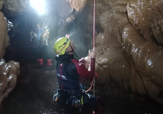 Los rescatadores trabajan en el interior de la cueva.