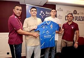 Daniel Virulegio, segundo por la derecha, en el día de su presentación.