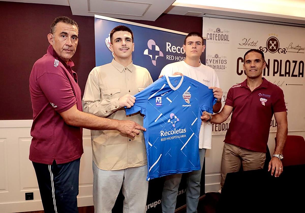 Daniel Virulegio, segundo por la derecha, en el día de su presentación.