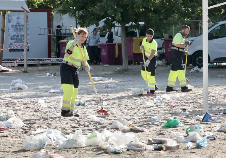 Imagen principal - El Ayuntamiento valora en 9.125 euros el coste de la limpieza tras San Juan