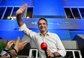 El primer ministro griego, Kyriakos Mitsotakis, celebra su triunfo electoral.