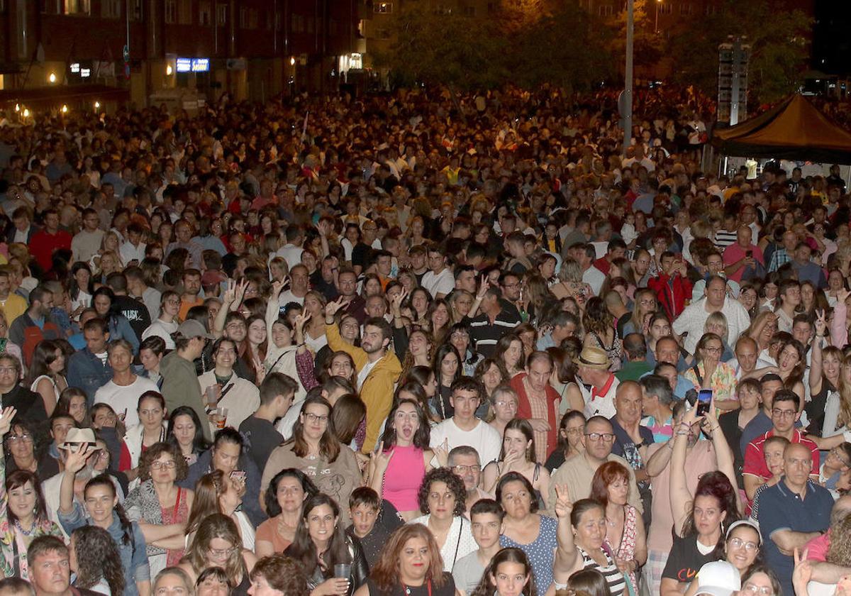 Miles de personas, en la plaza Tirso de Molina para el concierto de Camela.