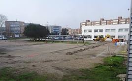 Zona de la Comisaría de Delicias por donde saltó el intruso y presunto incendiario.