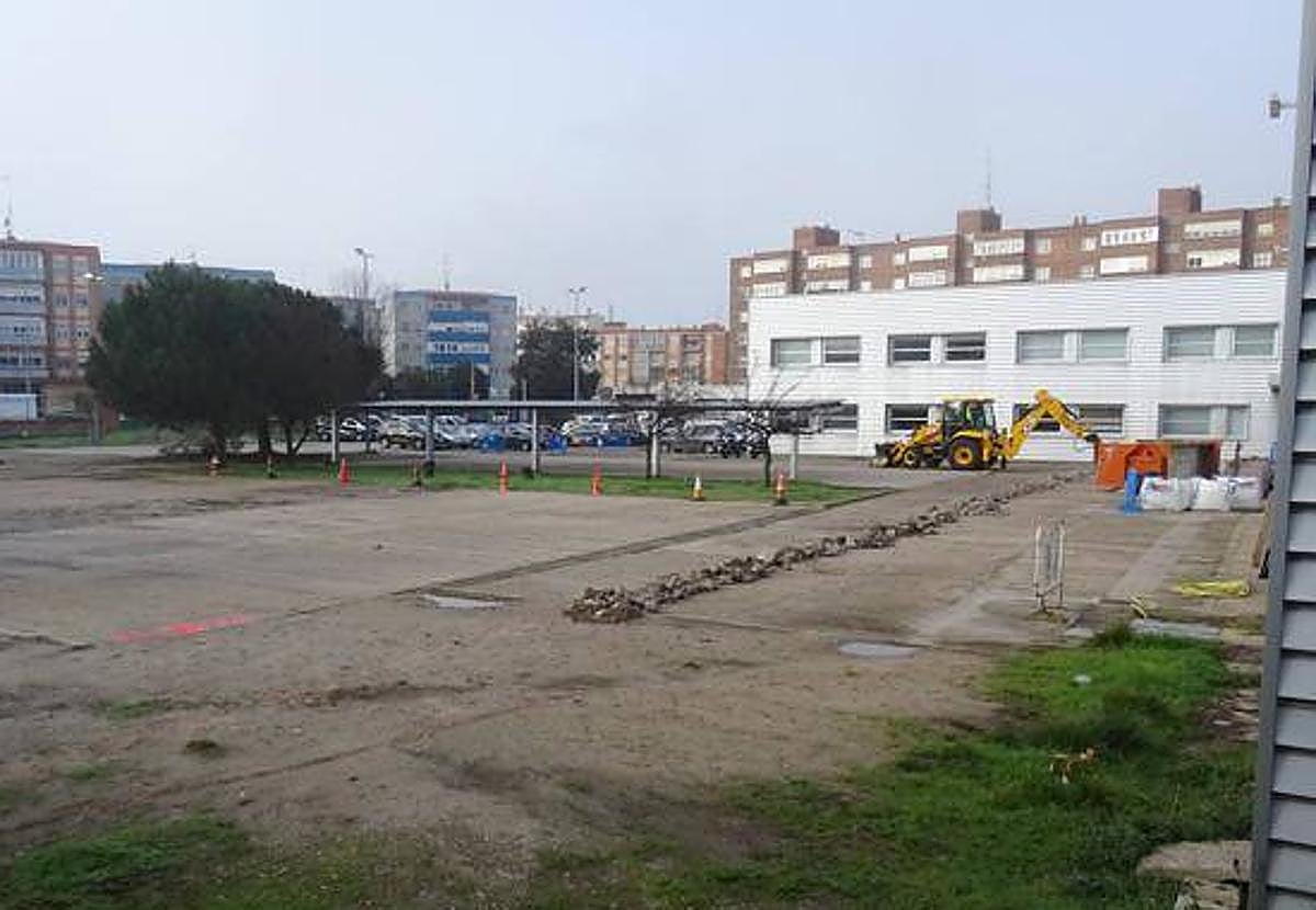 Zona de la Comisaría de Delicias por donde saltó el intruso y presunto incendiario.