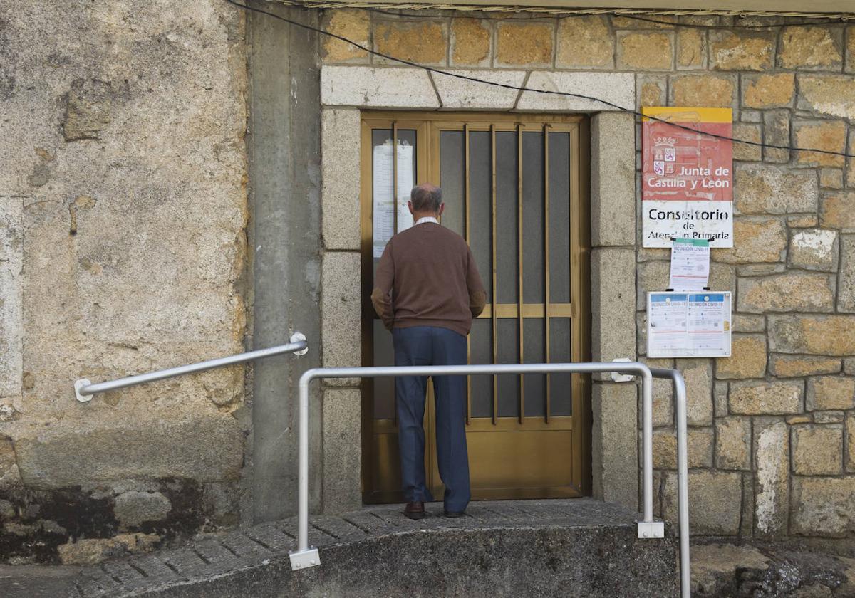 Entrada al consultorio médico de la localidad zamorana de Fonfría.