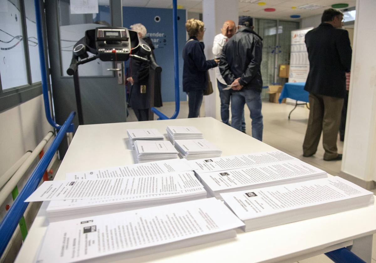 Papeletas en una mesa durante las elecciones municipales del 28 de mayo.