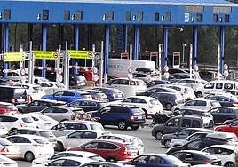 Decenas de coches, en el peaje de la AP-6 en San Rafael.