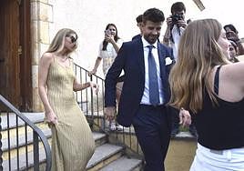 Clara Chía y Gerard Piqué a la salida el enlace de Marc.