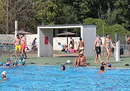 Bañistas en la piscina del Sotillo.