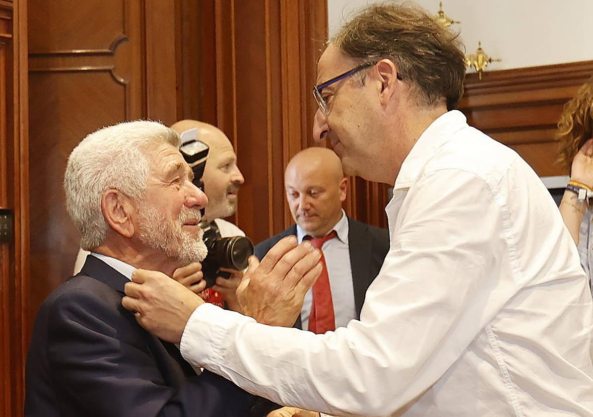 José Antonio Arija, diputado desde 1991, y el exalcalde de Palencia Alfonso Polanco se abrazan tras dejar ambos su cargo en la Diputación este lunes.