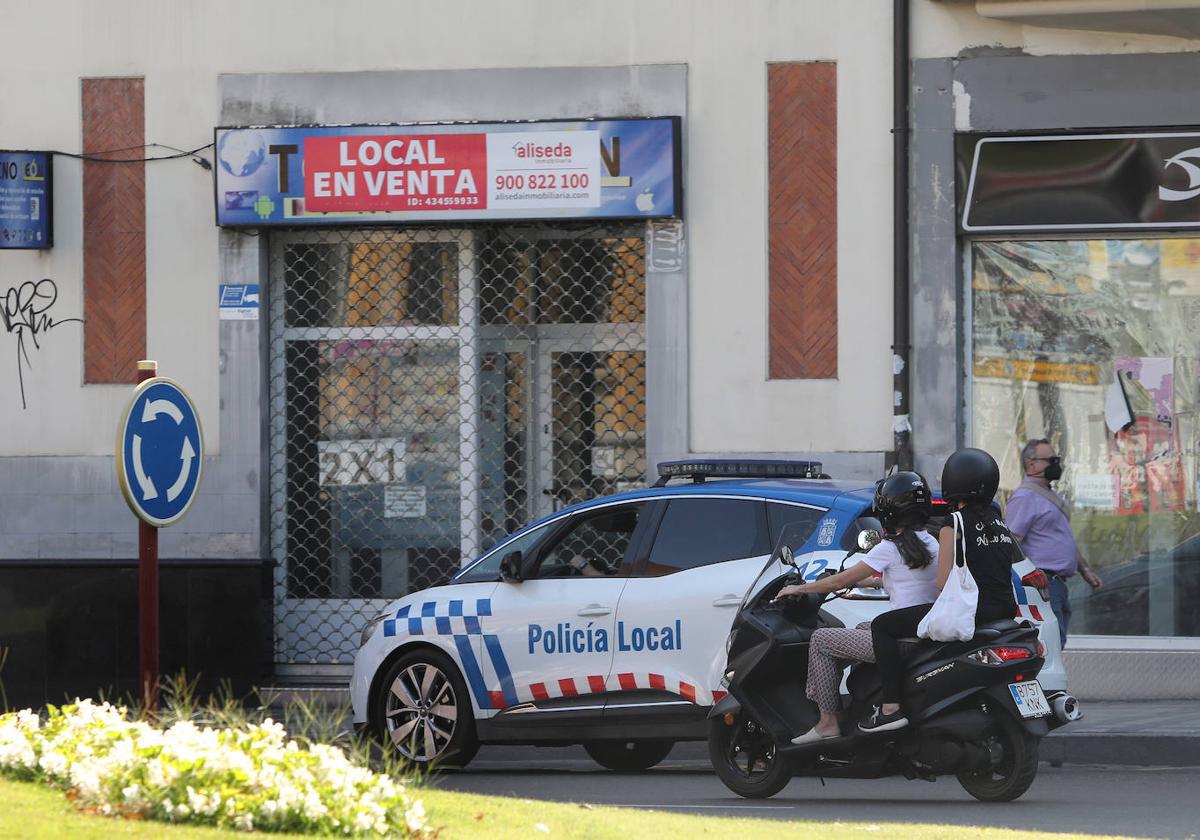 Lanza vallas y ladrillos a la calzada y golpea a un coche en Palencia