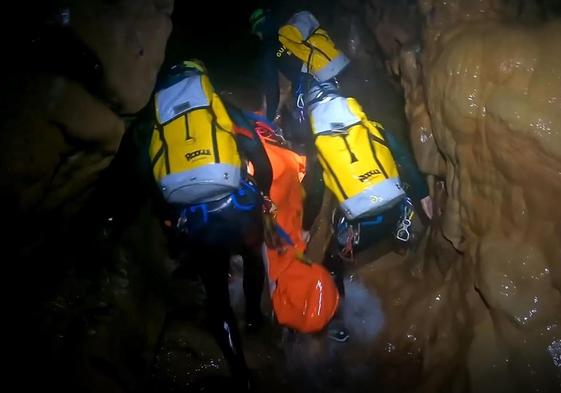 Proceso de rescate del GREIM al espeleólogo fallecido en la Cueva de Valporquero.