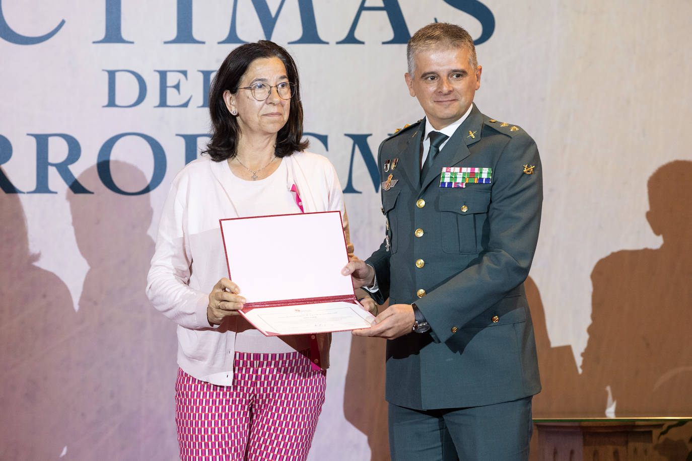 Rafael Ferrera, teniente coronel jefe del GAR (Grupo de Acción Rápida) y la subdelegada del Gobierno Alicia Villar.