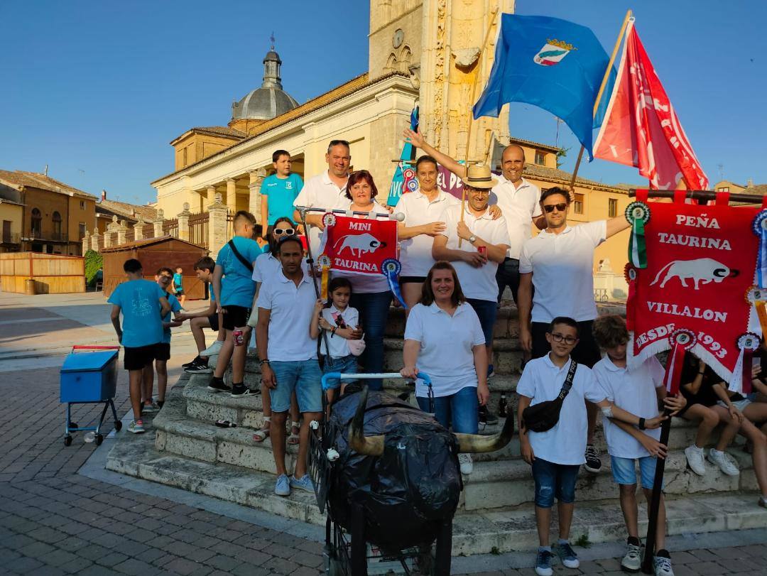 Los integrantes de la Peña Taurina de Villalón.