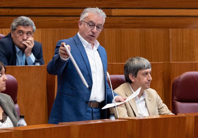 Ángel Ceña (Soria ¡Ya!)muestras las cifras sobre despoblación en Castilla y León en su pregunta a Alfonso Fernández Mañueco.