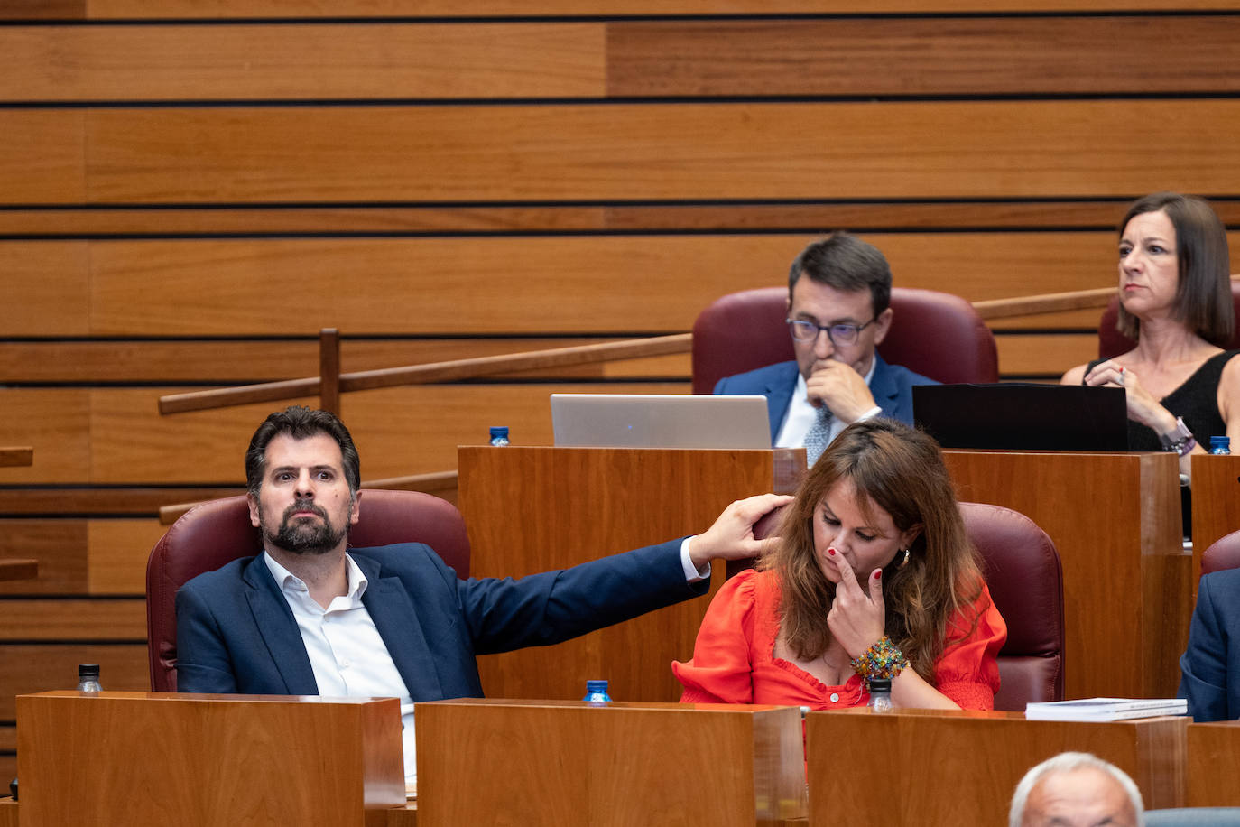 Luis Tudanca (PSOE), junto a Patricia Gómez Urbán, durante el Pleno.