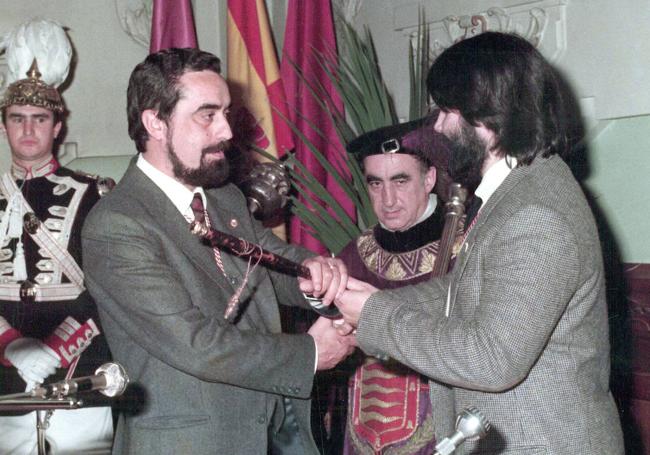 Tomás Rodríguez Bolaños recibiendo la vara anterior a la actual de manos del concejal Carlos Daniel Casares en 1979.