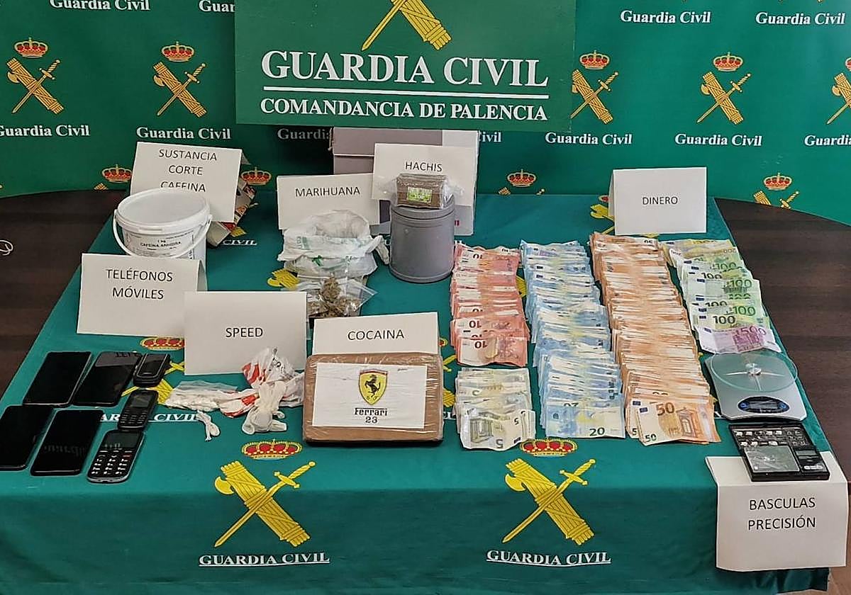 Droga y dinero intervenidos en la operación.