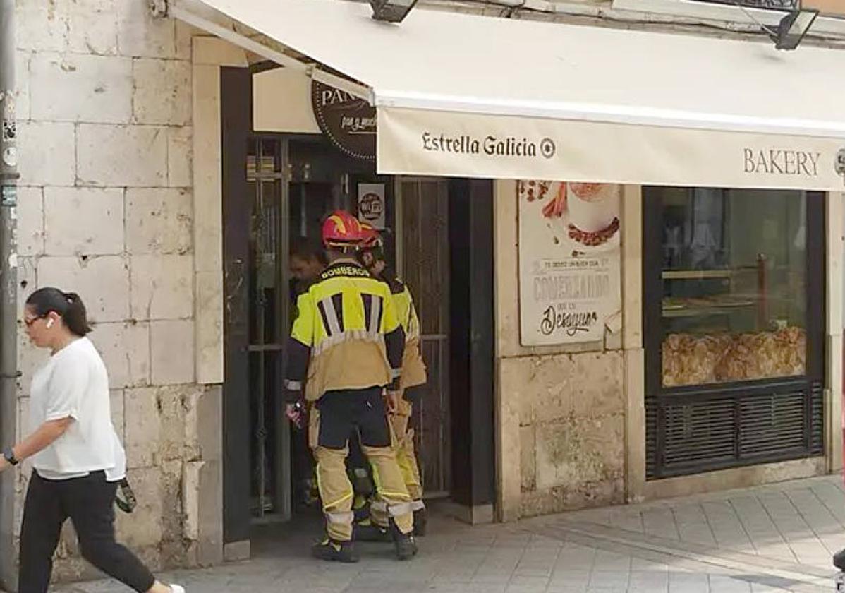 Los Bomberos abren la puerta de la cafetería de Cánovas del Castillo para rescatar al opositor.