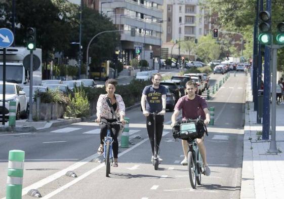 Usuarios circulan por el carril bici de Isabel la Católica hace unos días.