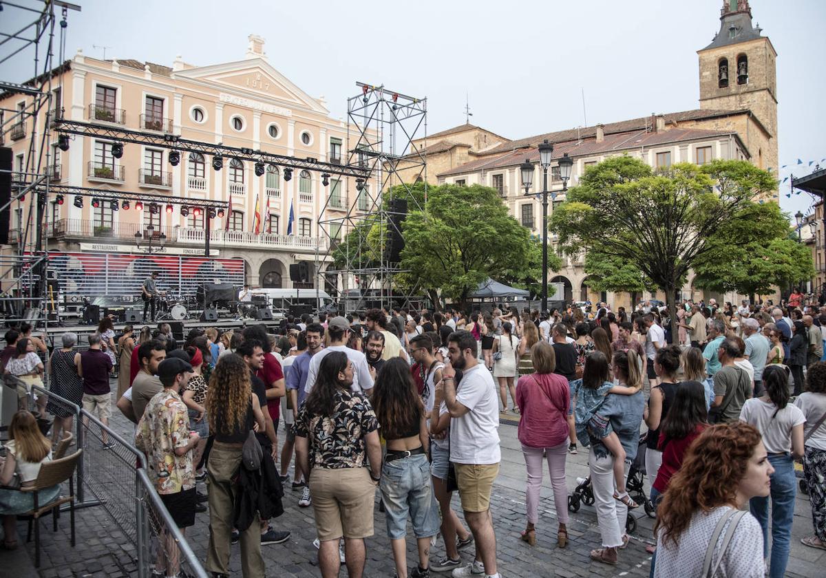 Ambiente en la Plaza Mayor durante el certamen Juancho Galera.