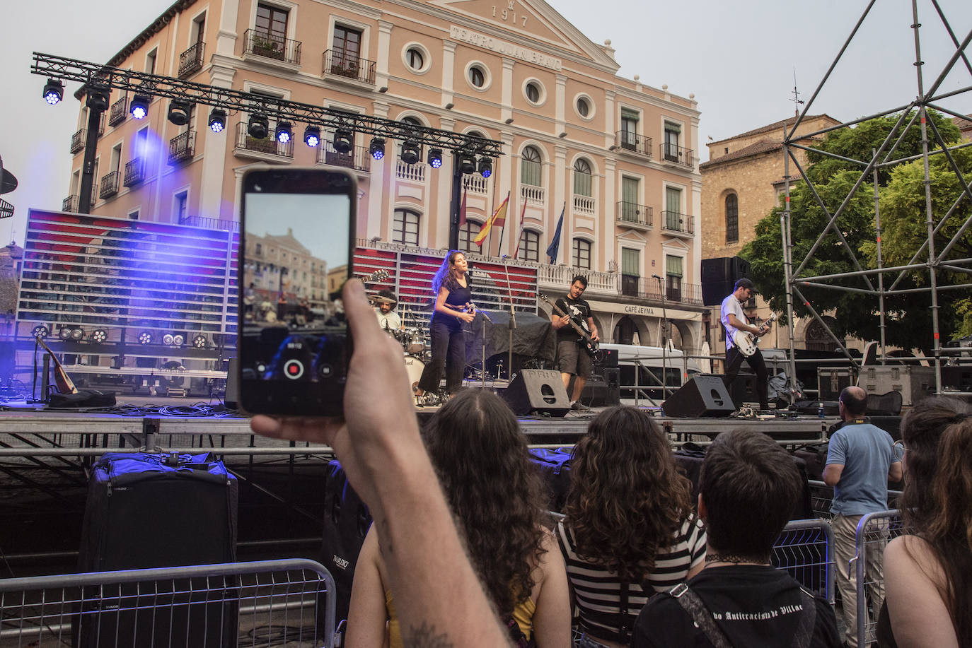 La música protagoniza el martes de fiestas