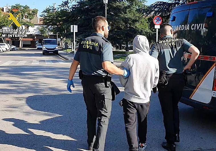 Momento en el que agentes de la Guardia Civil se llevan a uno de los detenidos.
