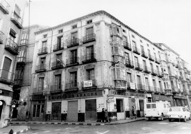 Edificio de viviendas en la esquina de Fray Luis de León con Regalado en 1986.