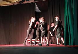 Los niños del grupo infantil de teatro PequeBarbacana en escena