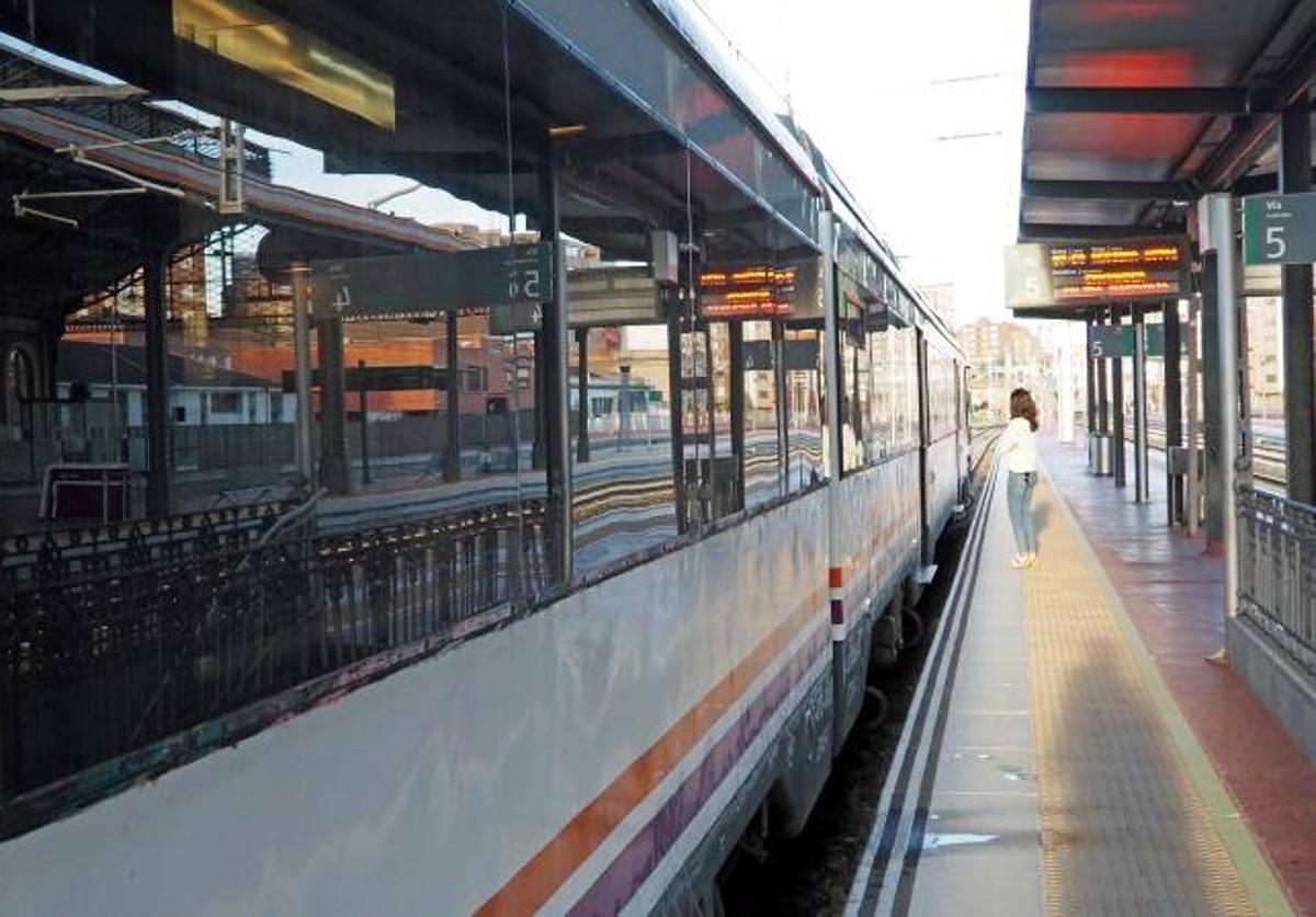 Tren playero Valladolid-Santander, en la estación de la capital vallisoletana.