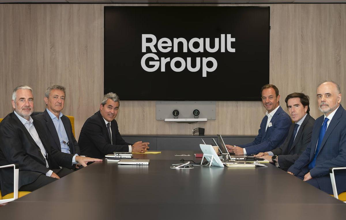 De izquierda a derecha: Gilles Laroche, director Financiero Renault Iberia; Carlos de la Torre, director general Mobilize Financial Services Iberia; Josep María Recasens, Chief Strategy Officer Renault Group y Presidente Director General de Renault España y Portugal; Sébastien Guigues, Director General Renault y Alpine Iberia; Carlos Menor, Director Jurídico Iberia y Compliance Officer y Javier Sánchez Oliva, Secretario Ejecutivo Renault Group España.