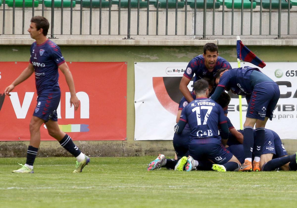 Jugadores de la Segoviana celebran un gol esta temporada.