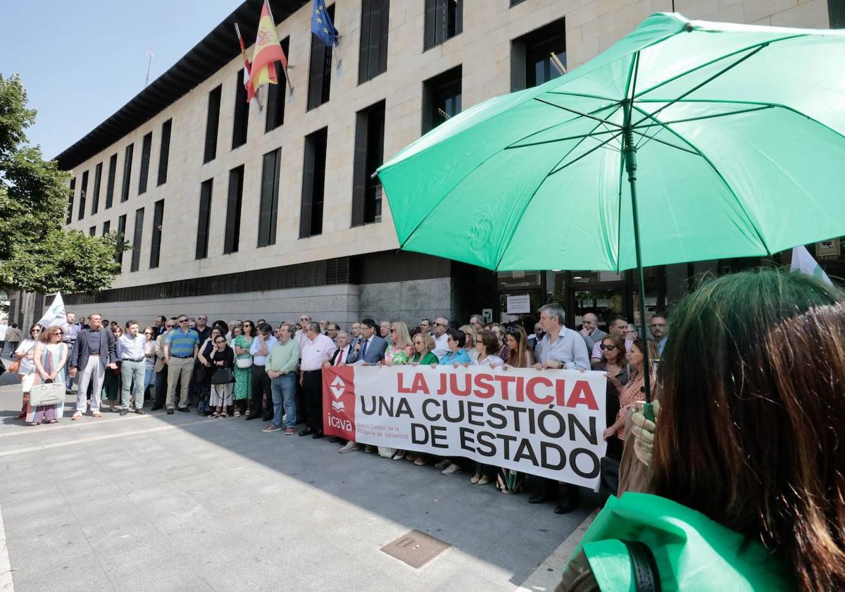 Los operadores jurídicos durante la lectura del manifiesto en Angustias.