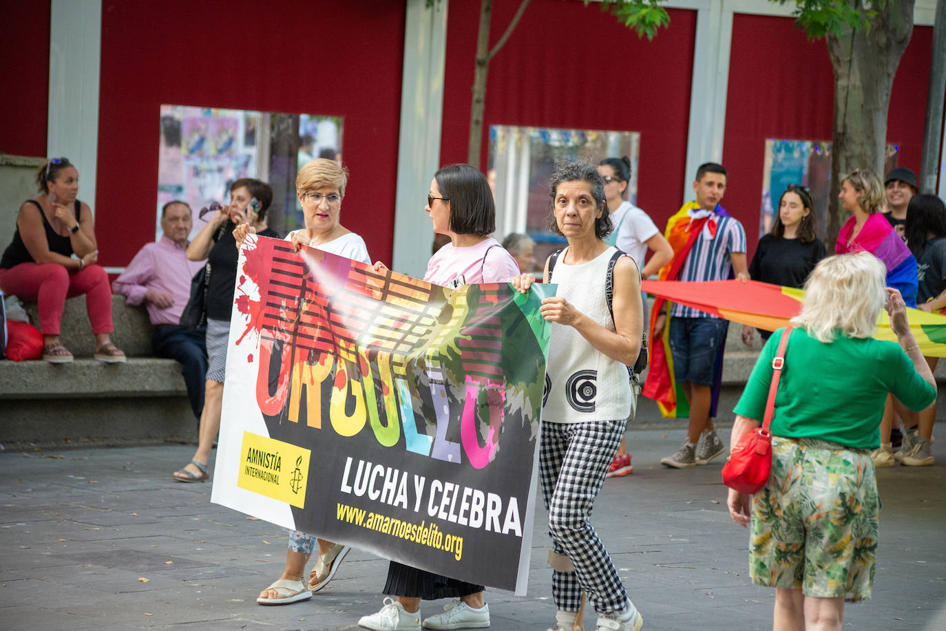 El Día del Orgullo tiñe de arcoíris las calles de Palencia