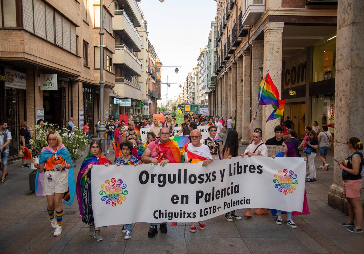 El Día del Orgullo tiñe de arcoíris las calles de Palencia