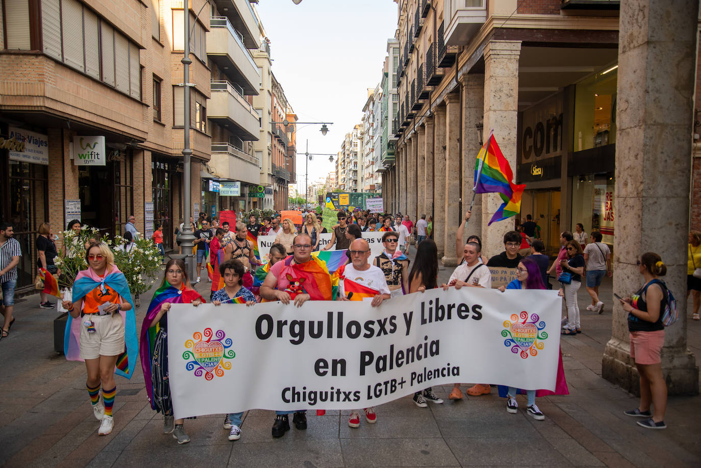 El Día del Orgullo tiñe de arcoíris las calles de Palencia