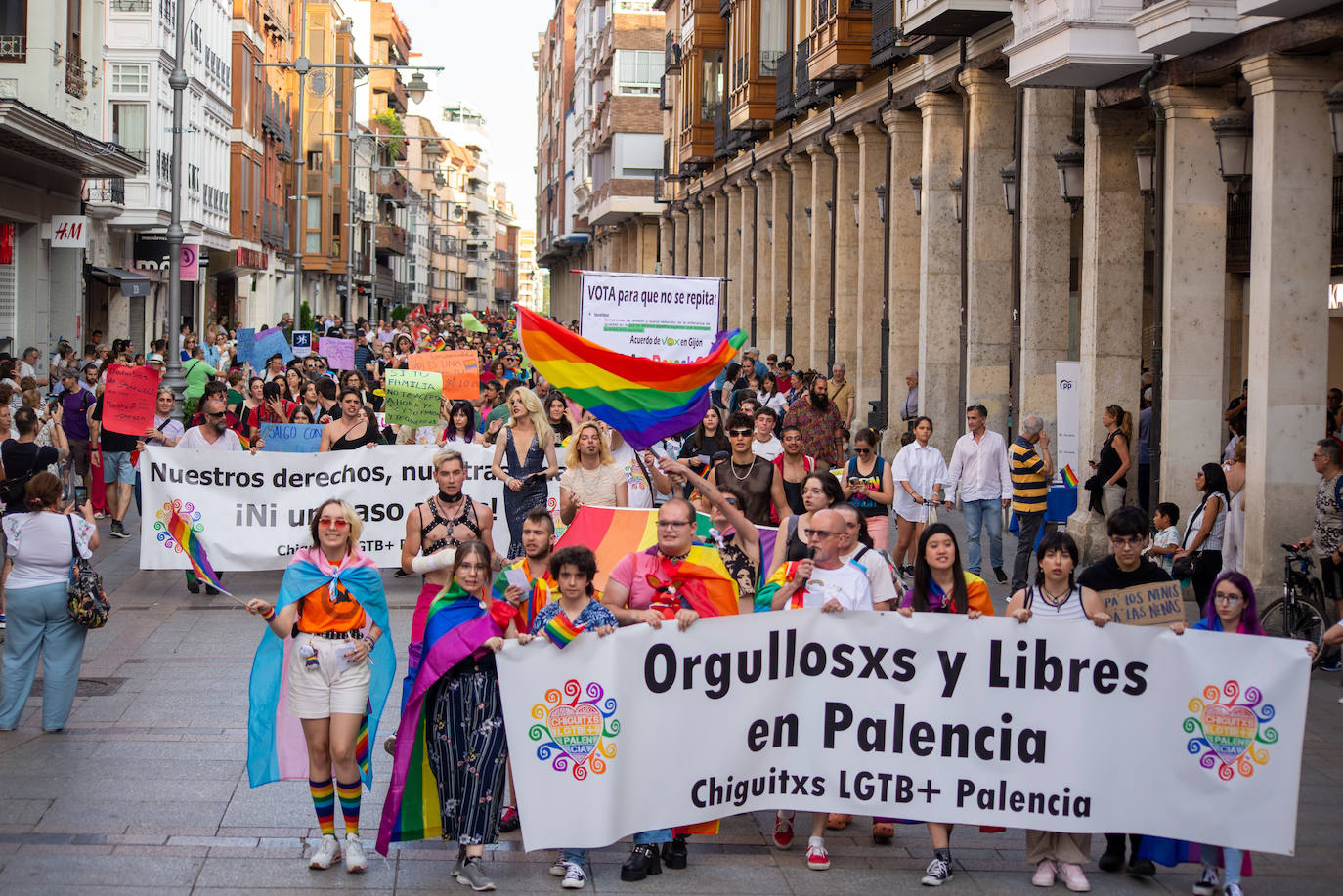 El Día del Orgullo tiñe de arcoíris las calles de Palencia