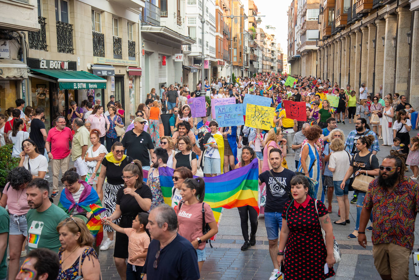 El Día del Orgullo tiñe de arcoíris las calles de Palencia